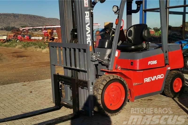  Other Revaro FD35 Standard 2.5 Ton Diesel Forklift Трактори