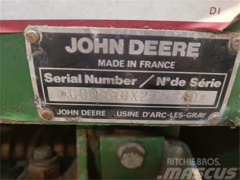 John Deere 550 Rundballepresser med garnbinder Рулонні прес-підбирачі