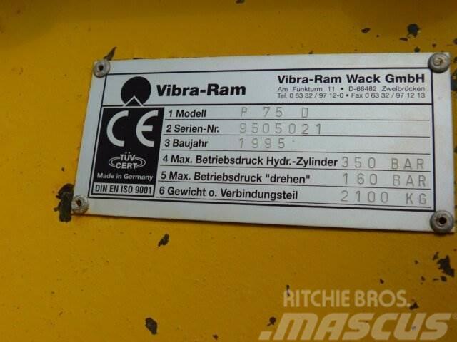 Komatsu Vibra-Ram P 75 D / Lehnhoff MS 25 / 2100 kg Гусеничні екскаватори