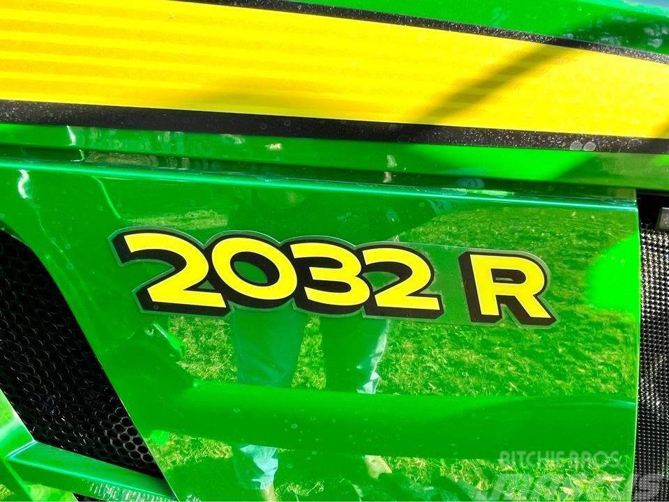 John Deere 2032R Трактори