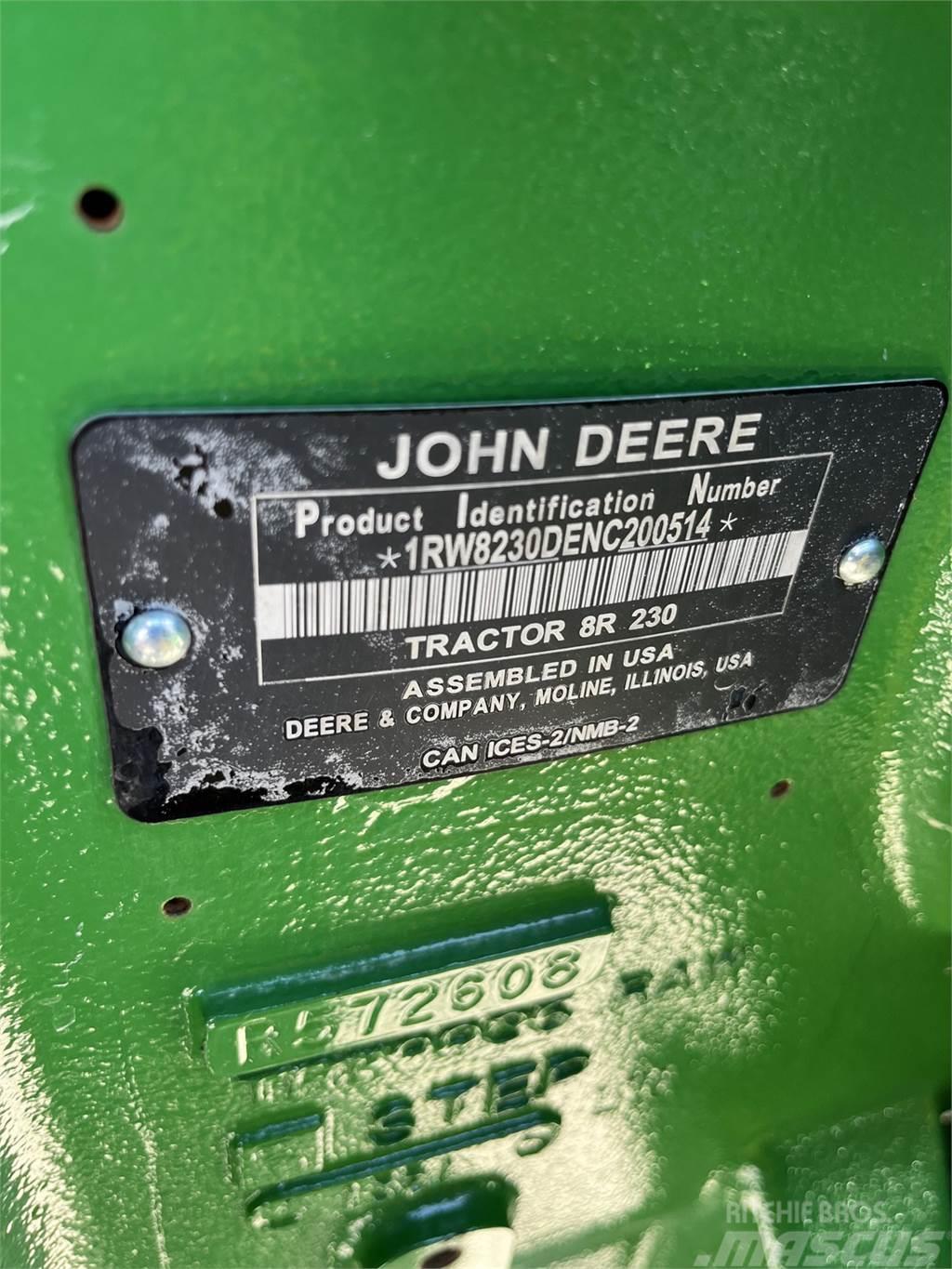 John Deere 8R 230 Трактори