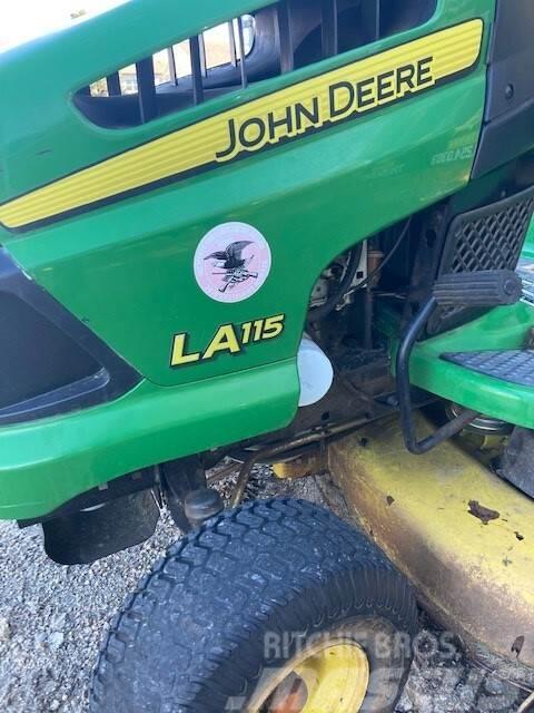 John Deere LA115 Самохідні газонокосарки