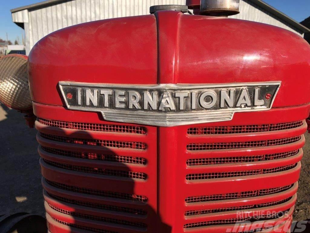 International W4 Трактори