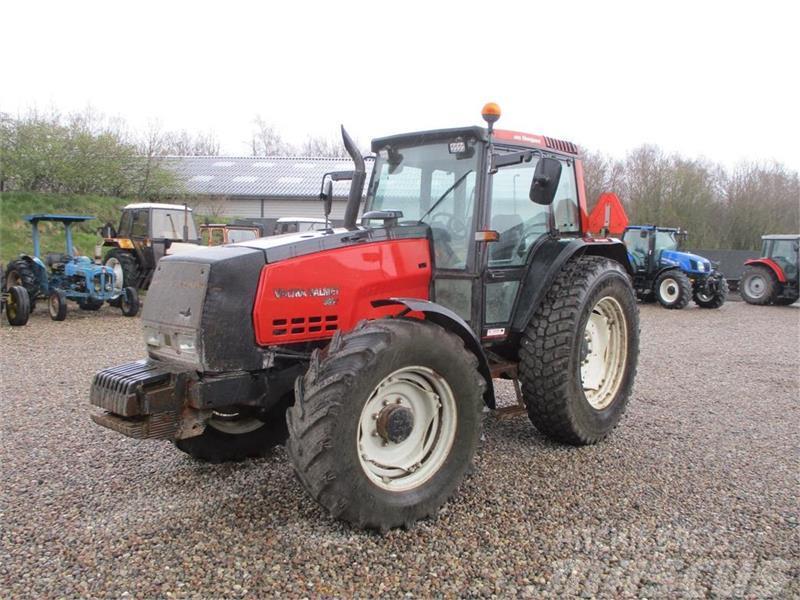 Valtra 8050 with defect clutch/gear, can not drive Трактори