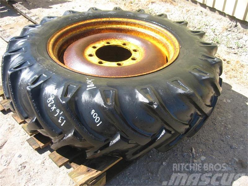 Bridgestone 13.6x28 dæk på 8 huls fælg Колеса