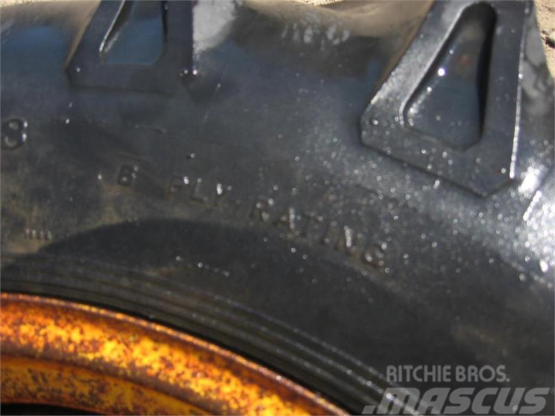 Bridgestone 13.6x28 dæk på 8 huls fælg Колеса