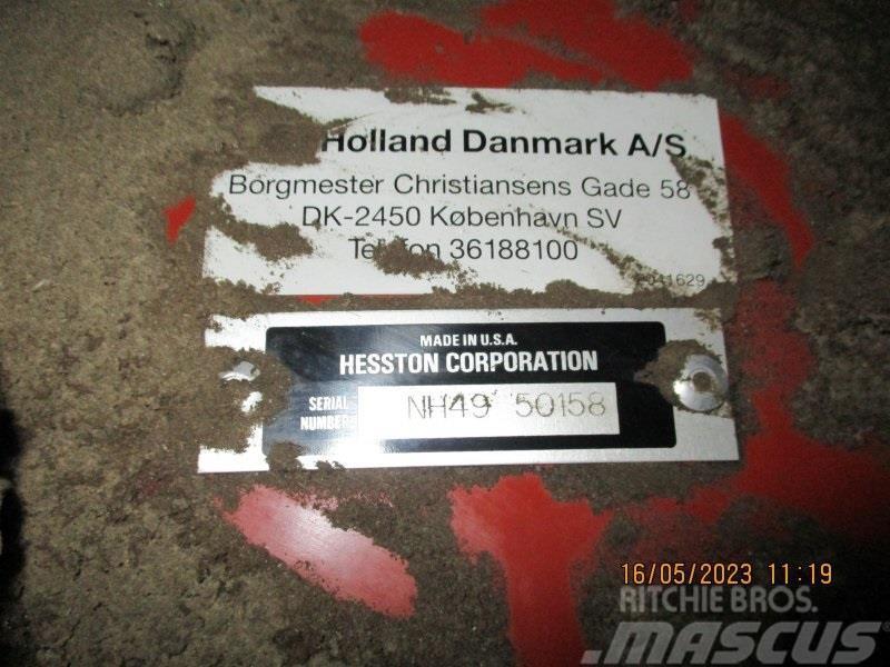 New Holland 4990 Dæk skiftet Тюкові прес-підбирачі