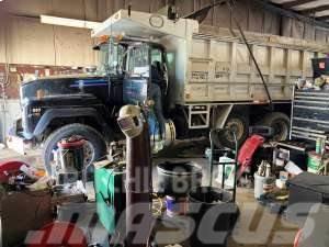 Mack RD688S Dump Truck Самоскиди