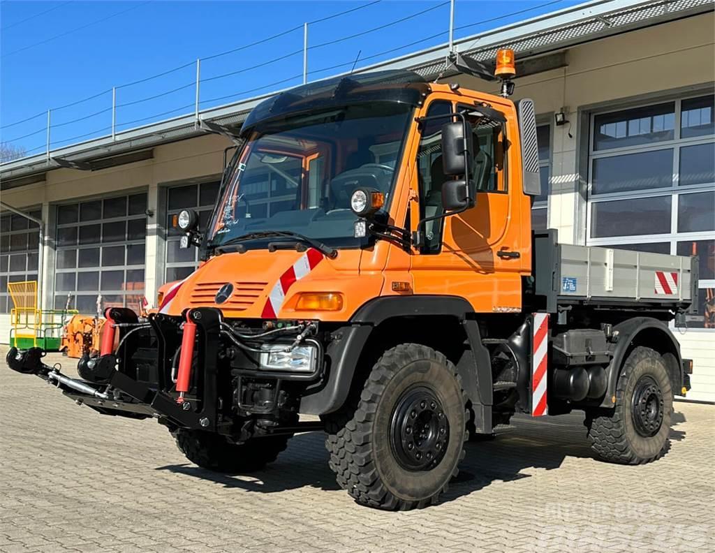 Unimog 400 - U400 405 02734 mit Heckkraftheber Mer Вантажівки / спеціальні