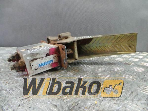 Vickers Pedal Vickers 527940F/97/H HRC2RLB130 Кабіна